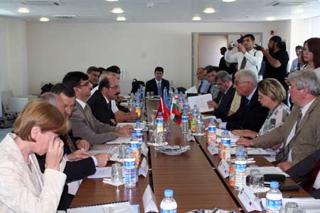 Türk ve Bulgar yetkililer sorunsuz geçiş için bir arada
