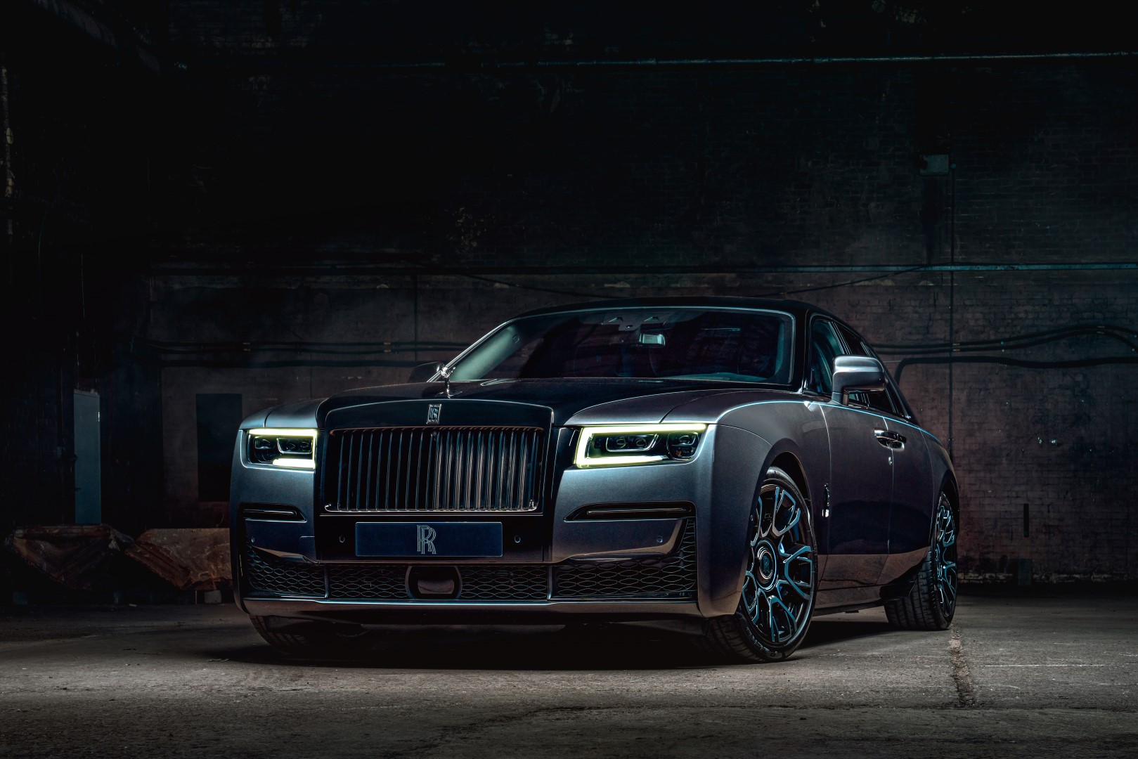 Rolls-Royce Black Badge Ghost otomobilini tanıttı