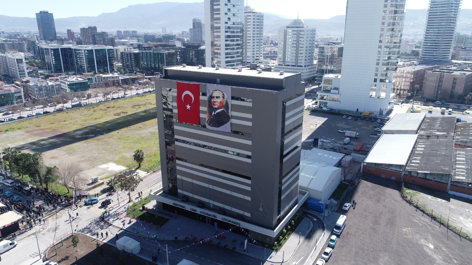 Türkiye’nin en büyük tam otomatik otoparkı İzmir’de açıldı