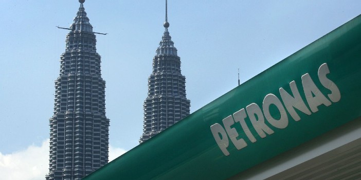 PETRONAS hediyelerini dağıtıyor