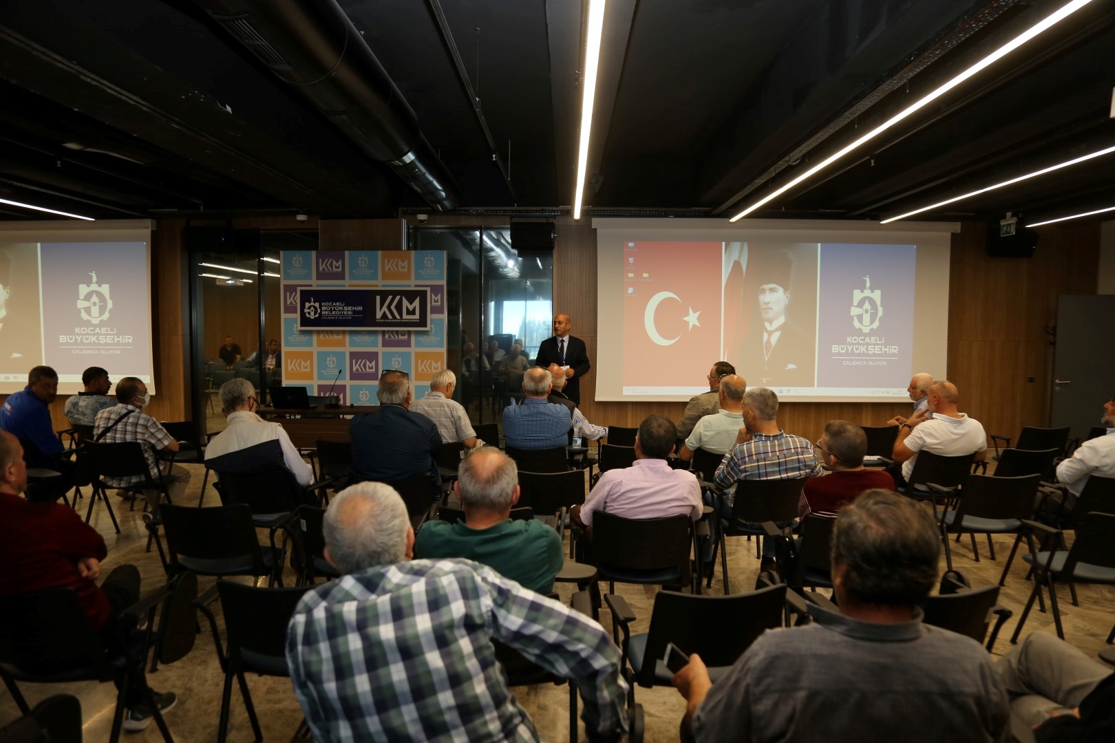 Kocaeli Büyükşehir Belediyesi servis sürücülerini eğitiyor