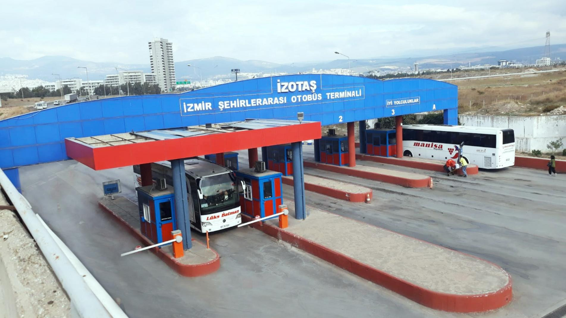 İzmir Otogarı giriş-çıkış ücretleri Otobüsçünün belini büküyor
