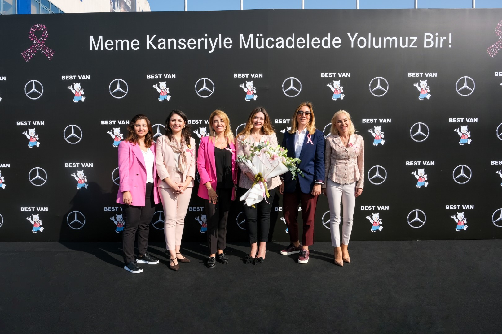 Pembe tasarımlı Mercedes-Benz Travego ile ‘Meme Kanseriyle Mücadelede Yolumuz