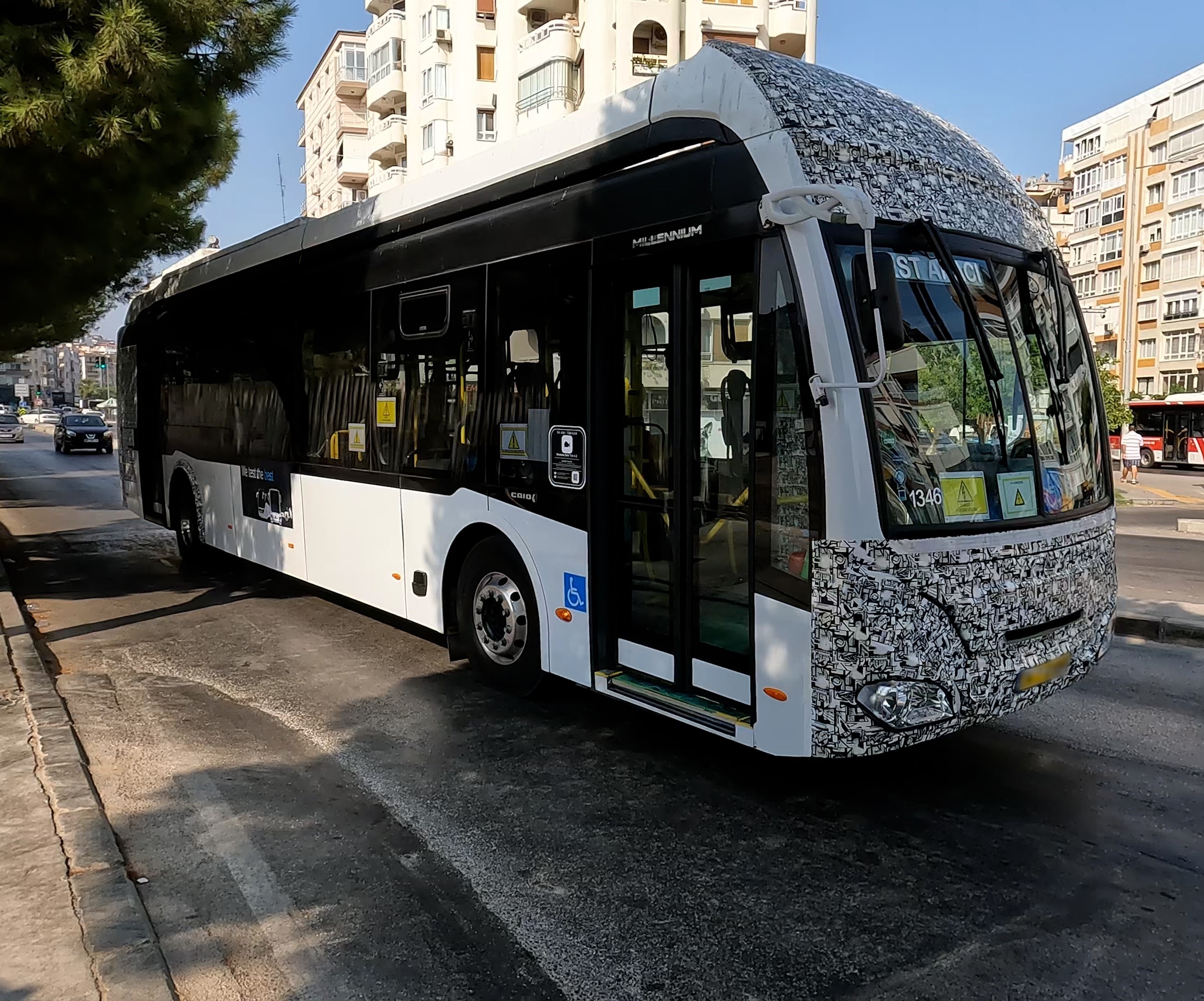 Latin Amerika için üretilen elektrikli Mercedes-Benz eO500U İzmir yollarında test edildi
