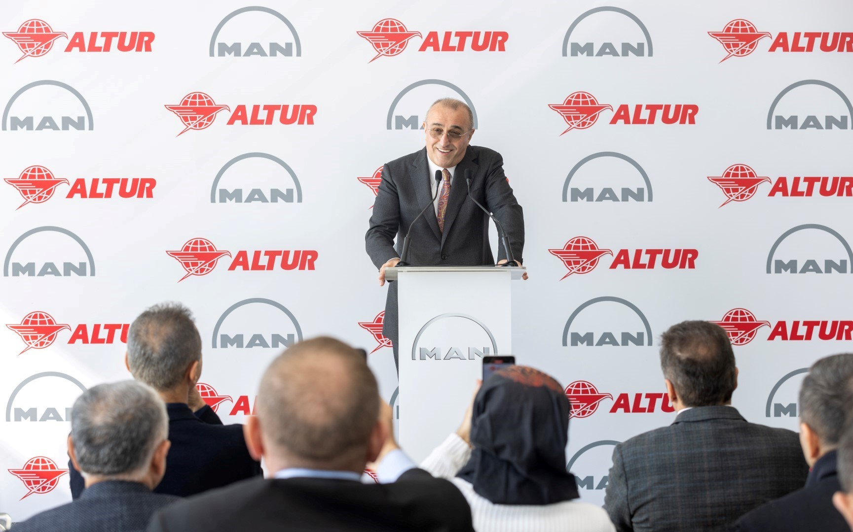 Altur’un, 35 Otobüslük Yatiriminda Terci̇hi̇ ‘yollarin Aslani’ Man Li̇on’s Coach Oldu