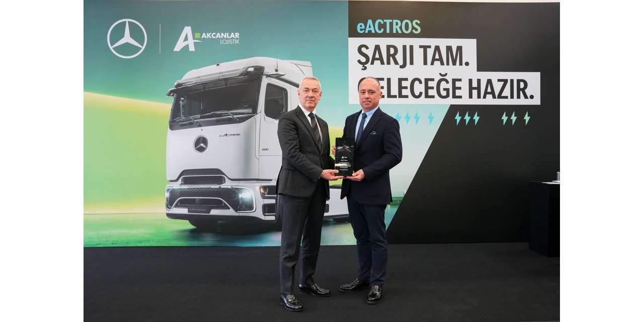 Mercedes-Benz Türk Akcan Holding'e eActros Teslim Etti