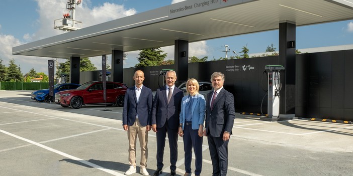 Mercedes-Benz ve En Yakıt İlk Premium Hızlı Şarj İstasyonunu Açtı