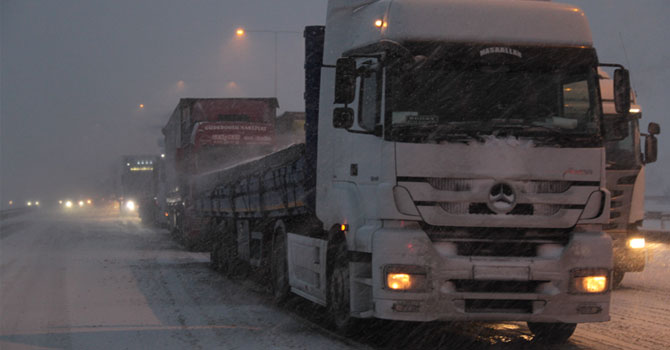 Bolu’da Yağan Kar Beraberinde Trafik Kazaları Getirdi