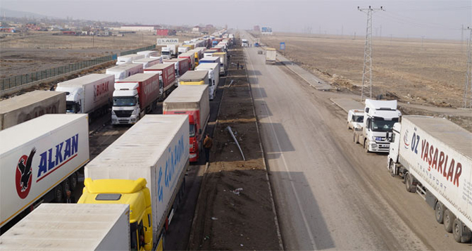 Türk Tır’ları Yolda Kaldı