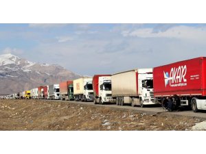 Türk Nakliyecisi 10 gündür mahsur kaldı