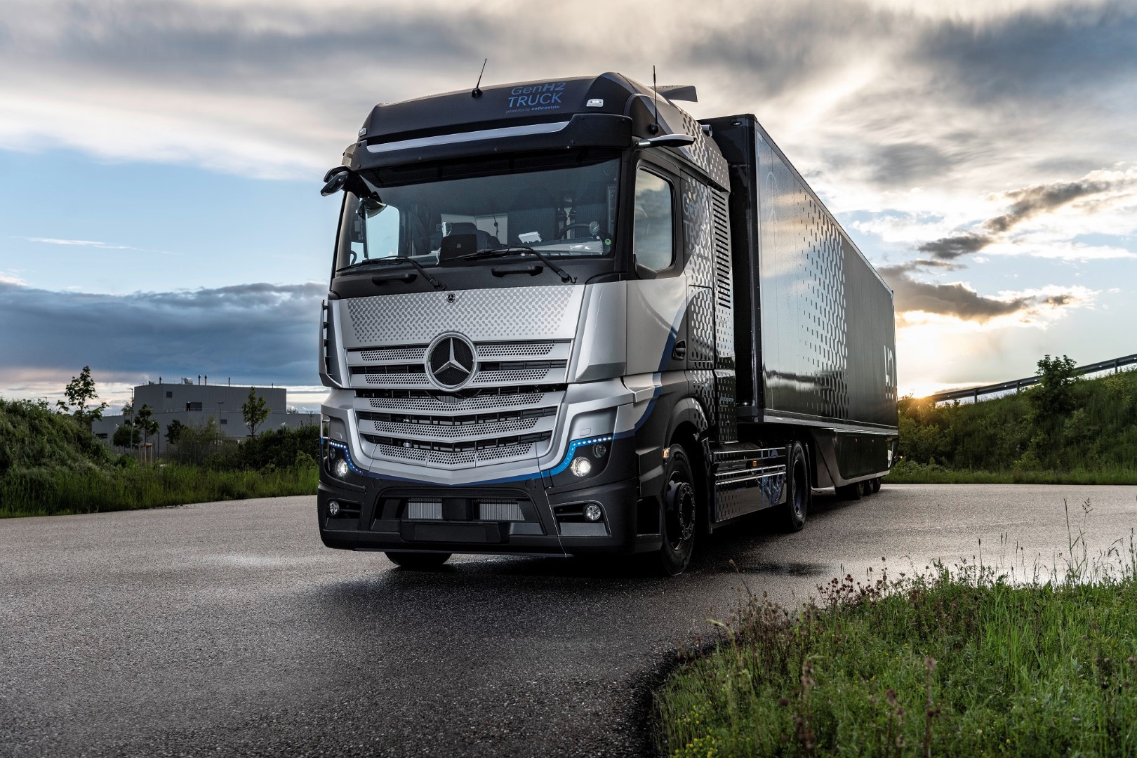 daimler-truck-ve-shell-yakit-hucreli-kamyonlar-konusunda-is-birligi-yapiyor-02.jpg