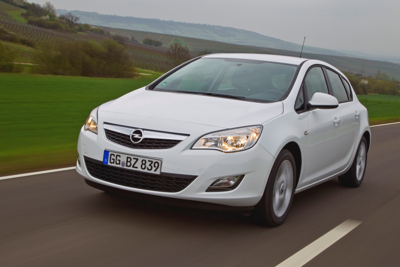 opel-astra-j-2009.jpg