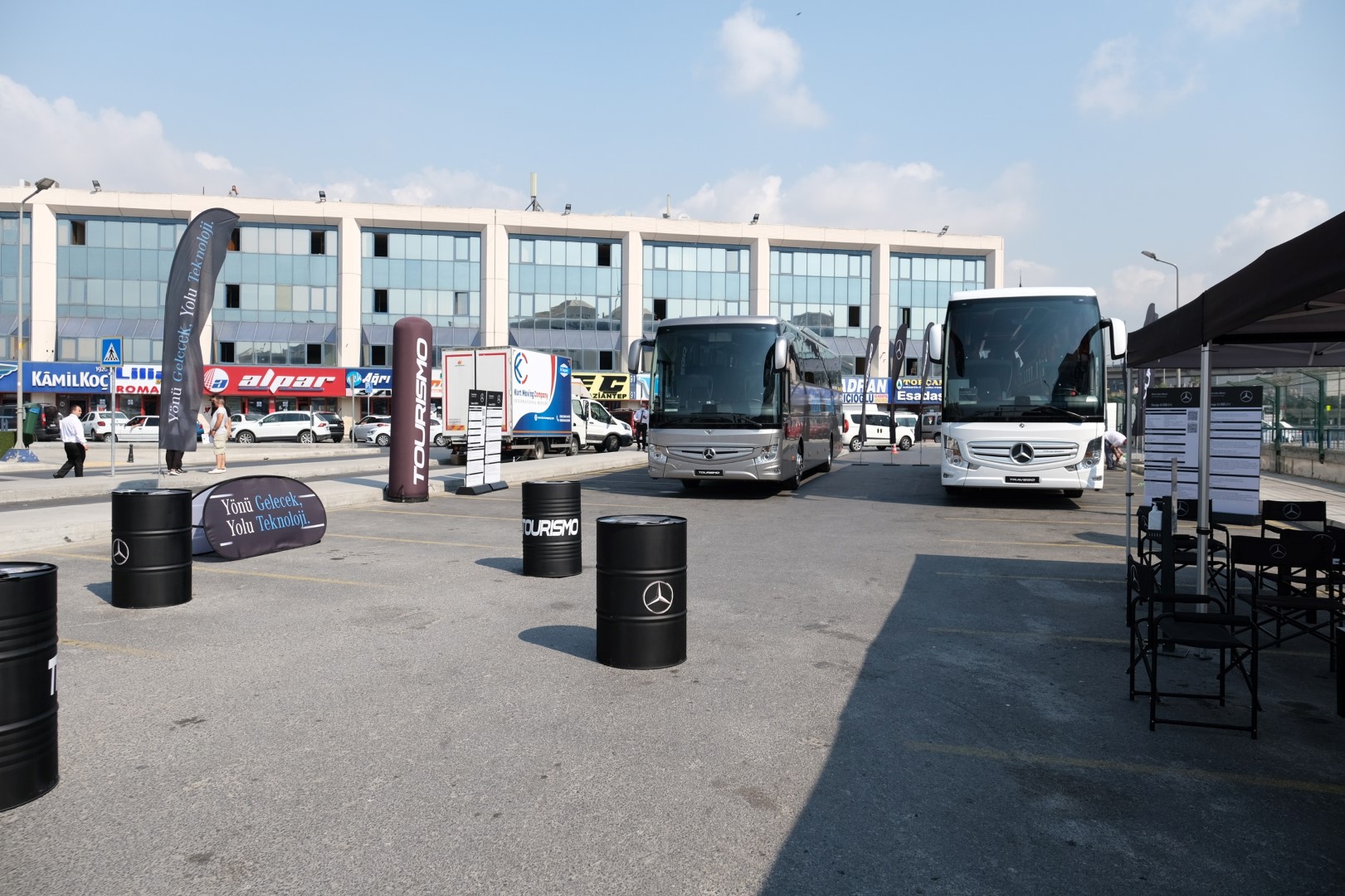 mercedes-benz-turk-41-farkli-yenilige-sahip-otobuslerini-otobus-severlerle-bulusturuyor-03.jpg