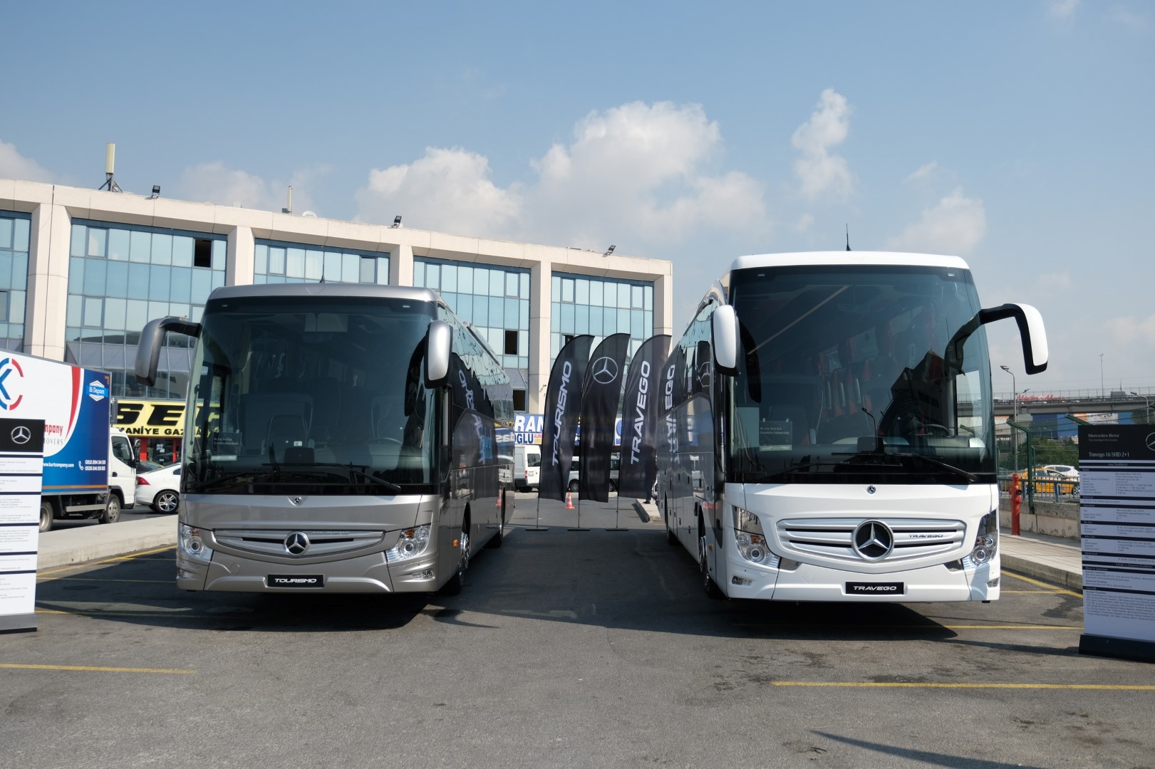 mercedes-benz-turk-41-farkli-yenilige-sahip-otobuslerini-otobus-severlerle-bulusturuyor-04.jpg