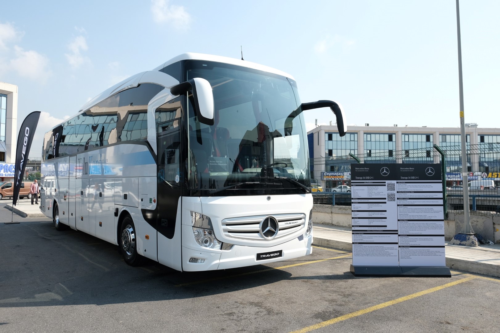 mercedes-benz-turk-41-farkli-yenilige-sahip-otobuslerini-otobus-severlerle-bulusturuyor-05.jpg
