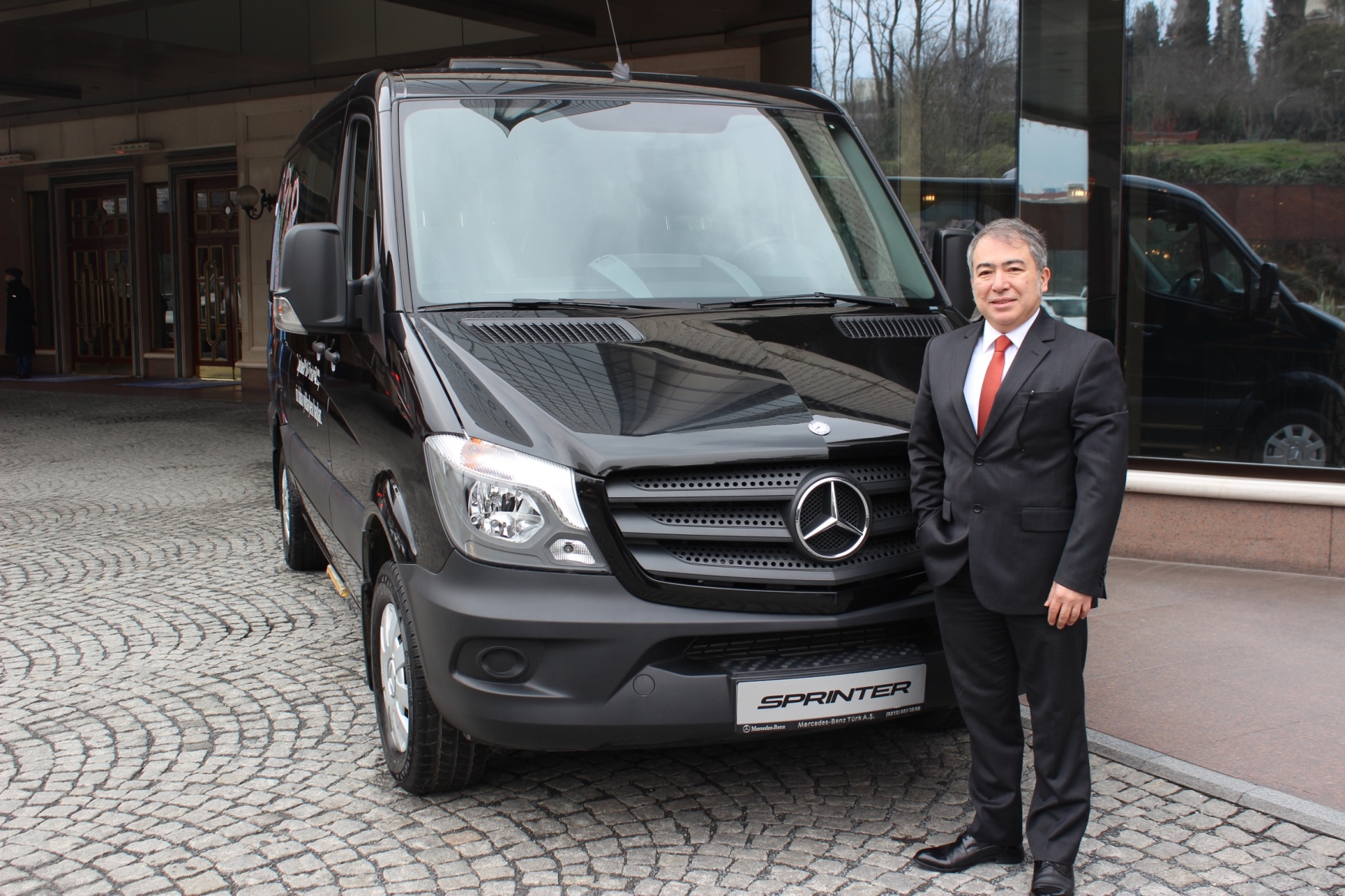 mercedes-benz-otomotiv-hafif-ticari-araclar-urun-grubu-icra-kurulu-uyesi-tufan-akdeniz.jpg