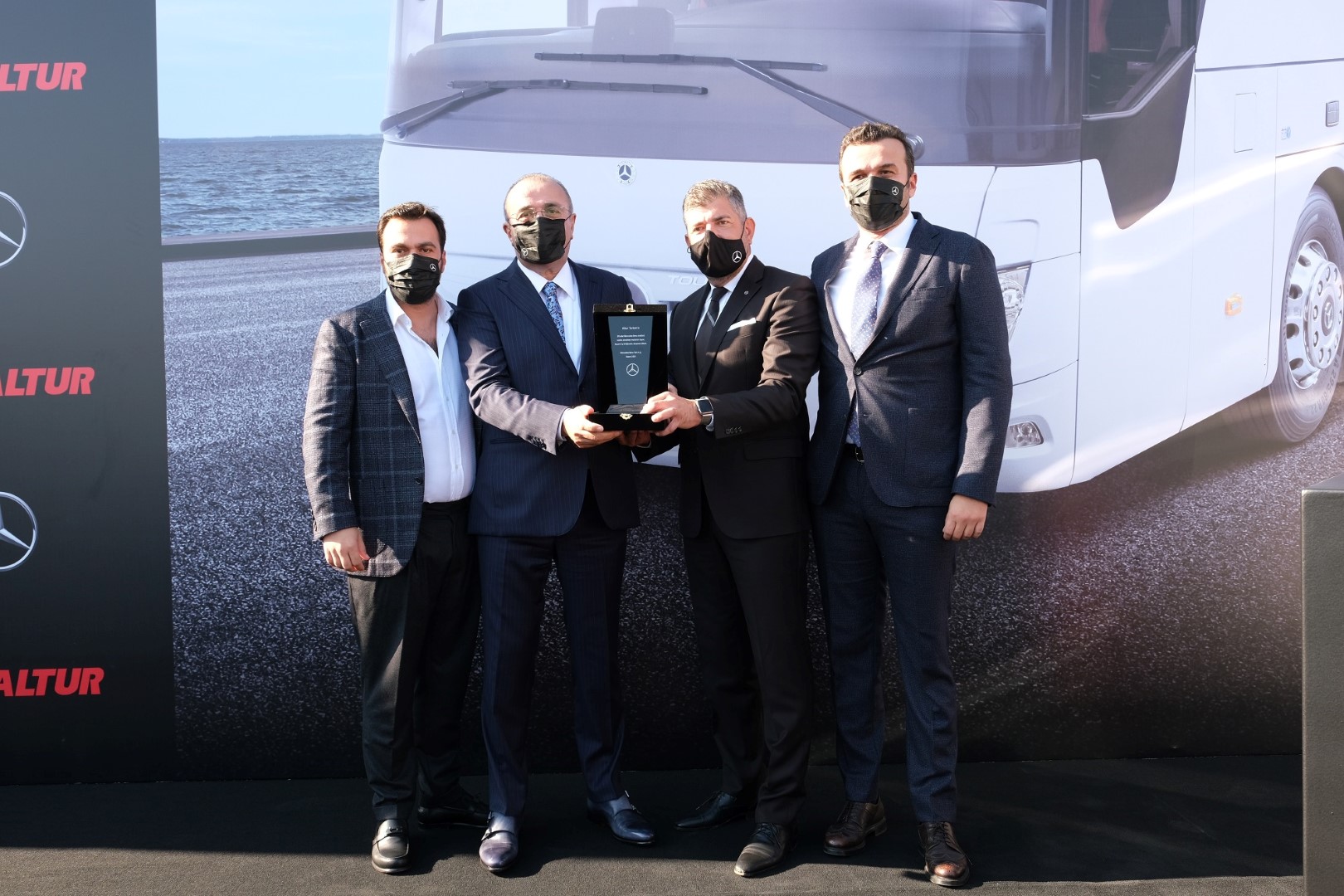 mercedes-benz-turkten-altur-turizme-20-yeni-otobus-teslimati-03.jpg