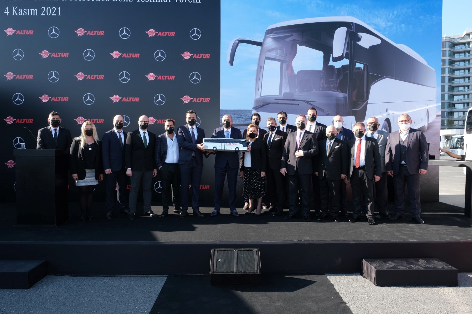 mercedes-benz-turkten-altur-turizme-20-yeni-otobus-teslimati-04.jpg