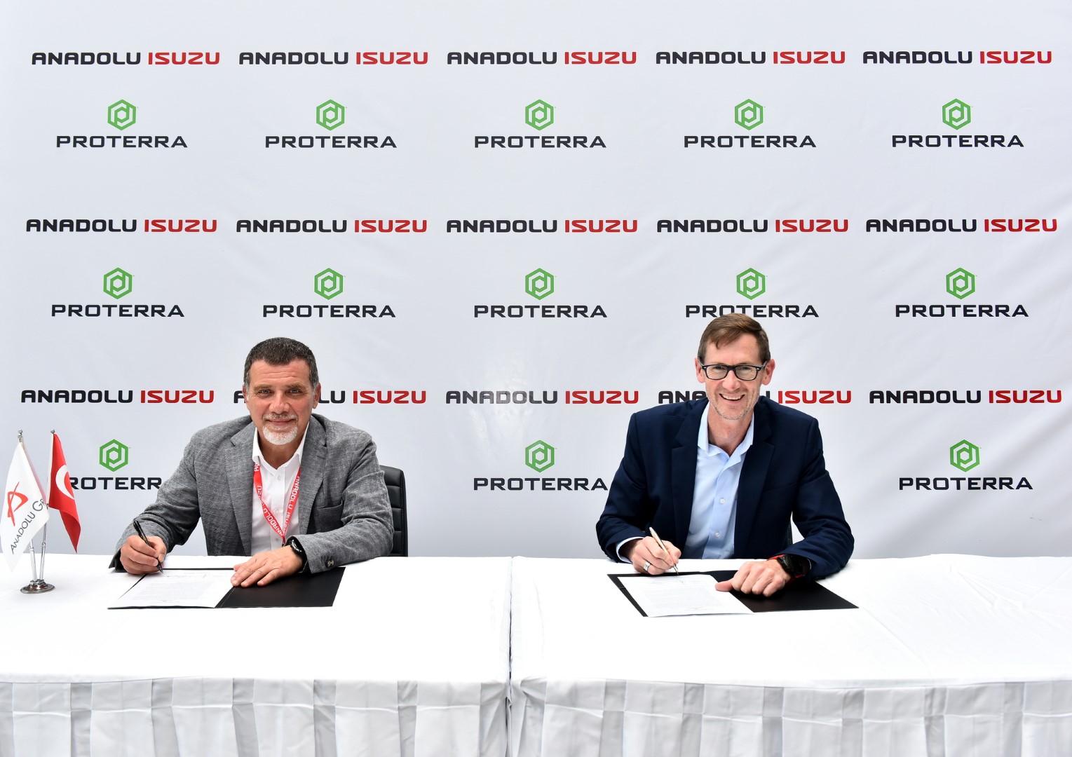 1637216309-soldan-sa-a-anadolu-isuzu-genel-m-d-r-tu-rul-ar-kan-proterra-ba-kan-gareth-joyce.jpg