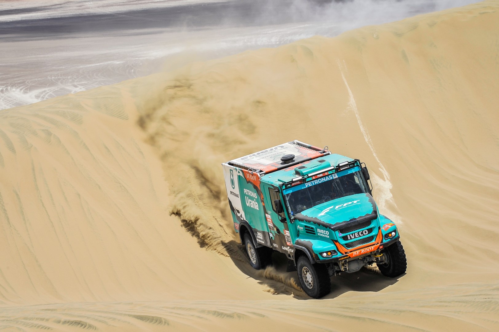 iveco-dakar19-derooy.jpg