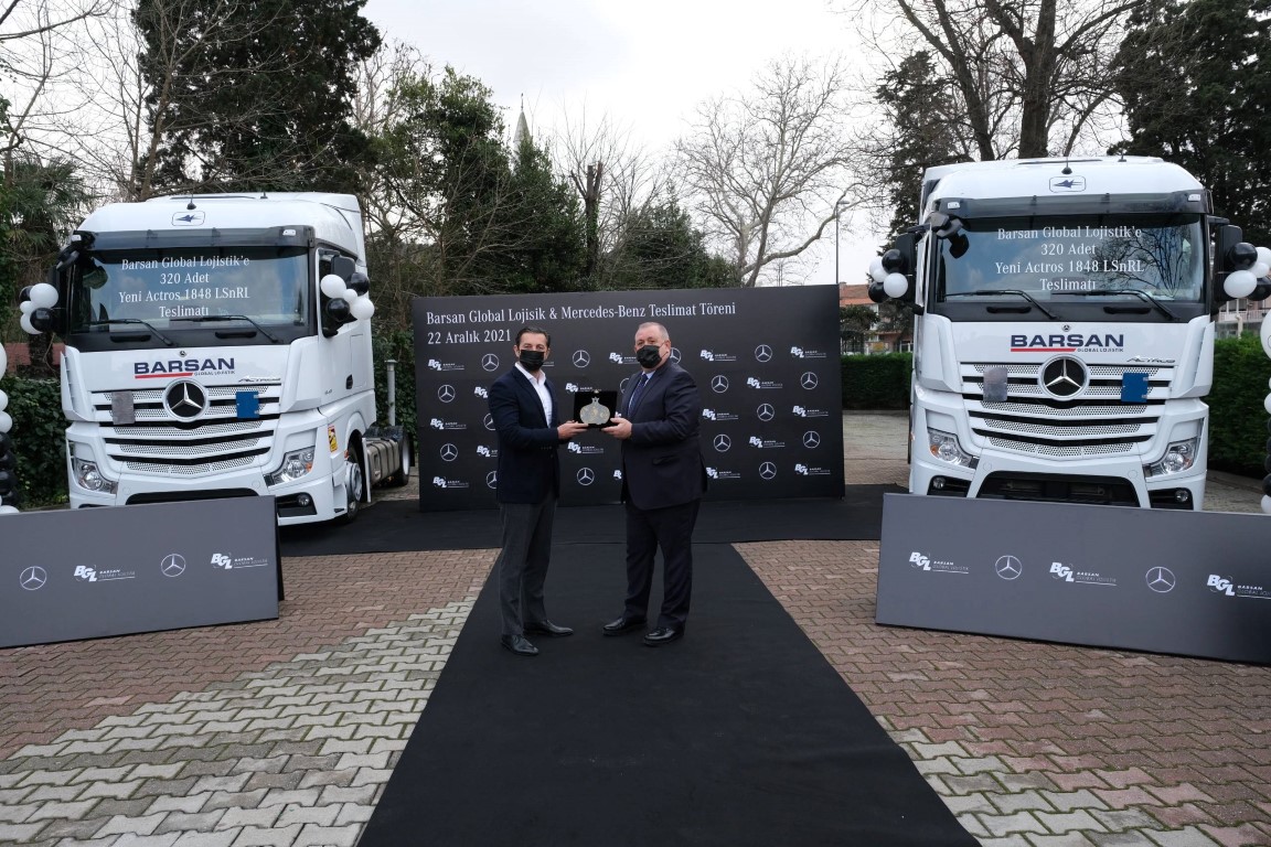 mercedes-benz-turk-barsan-global-lojistike-320-adet-actros-1848-lsnrl-teslim-etti-03-001.jpg