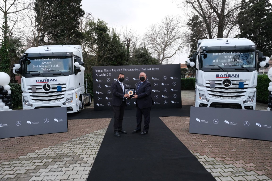 mercedes-benz-turk-barsan-global-lojistike-320-adet-actros-1848-lsnrl-teslim-etti-04-001.jpg