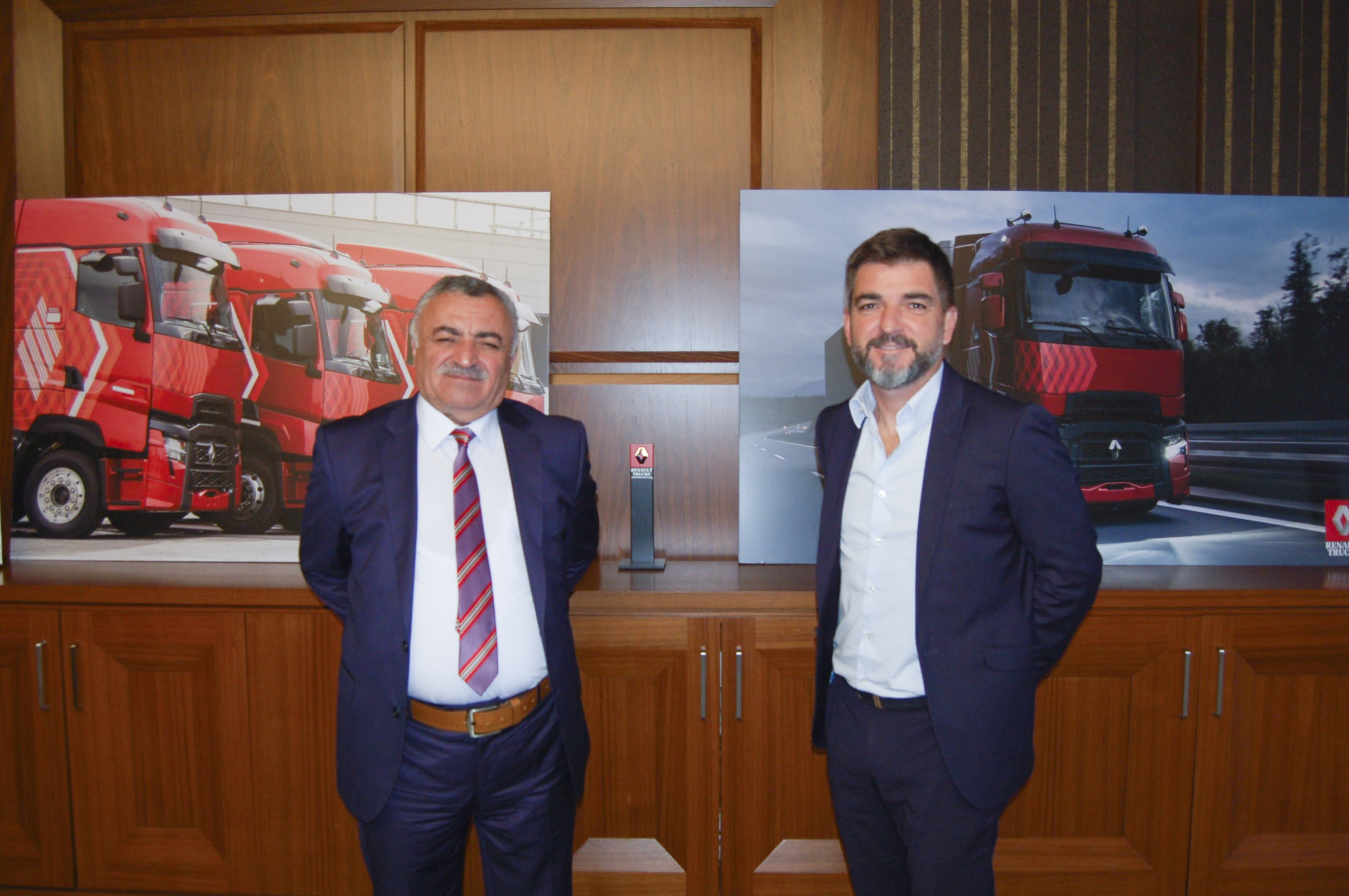 1642501115-buyruk-otomotiv-yo-netim-kurulu-bas-kan-hasan-buyruk-renault-trucks-tu-rkiye-bas-kan-sebastien-delepine-go-rsel-2.jpg