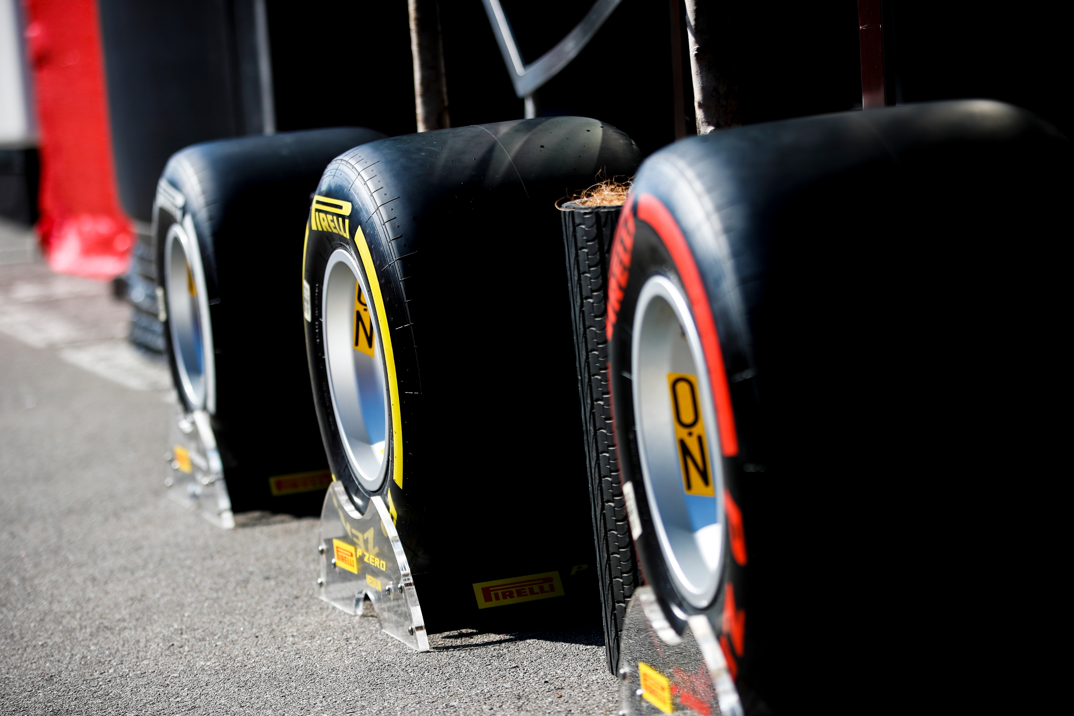 1642595359-formula-1-pirelli-31.jpg