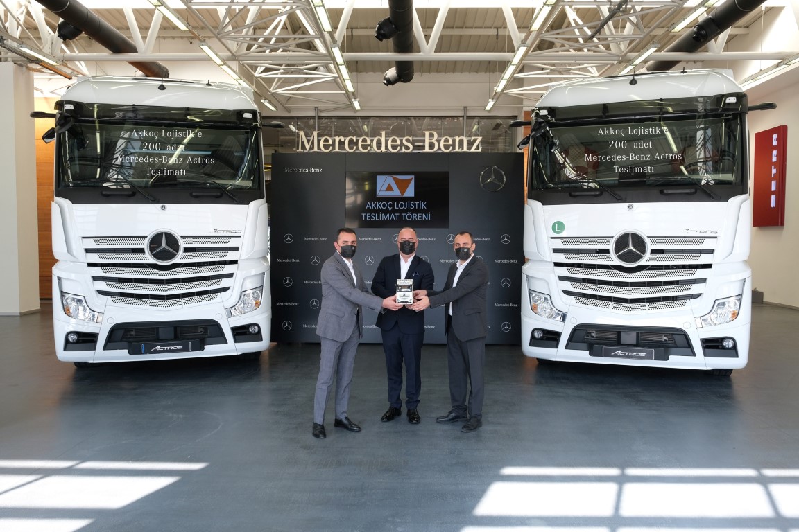 mercedes-benz-turk-akkoc-lojistike-200-adet-actros-teslim-etti-02.jpg