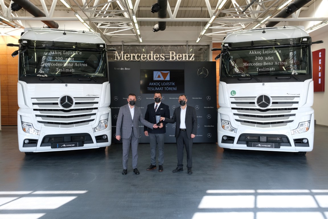 mercedes-benz-turk-akkoc-lojistike-200-adet-actros-teslim-etti-03.jpg