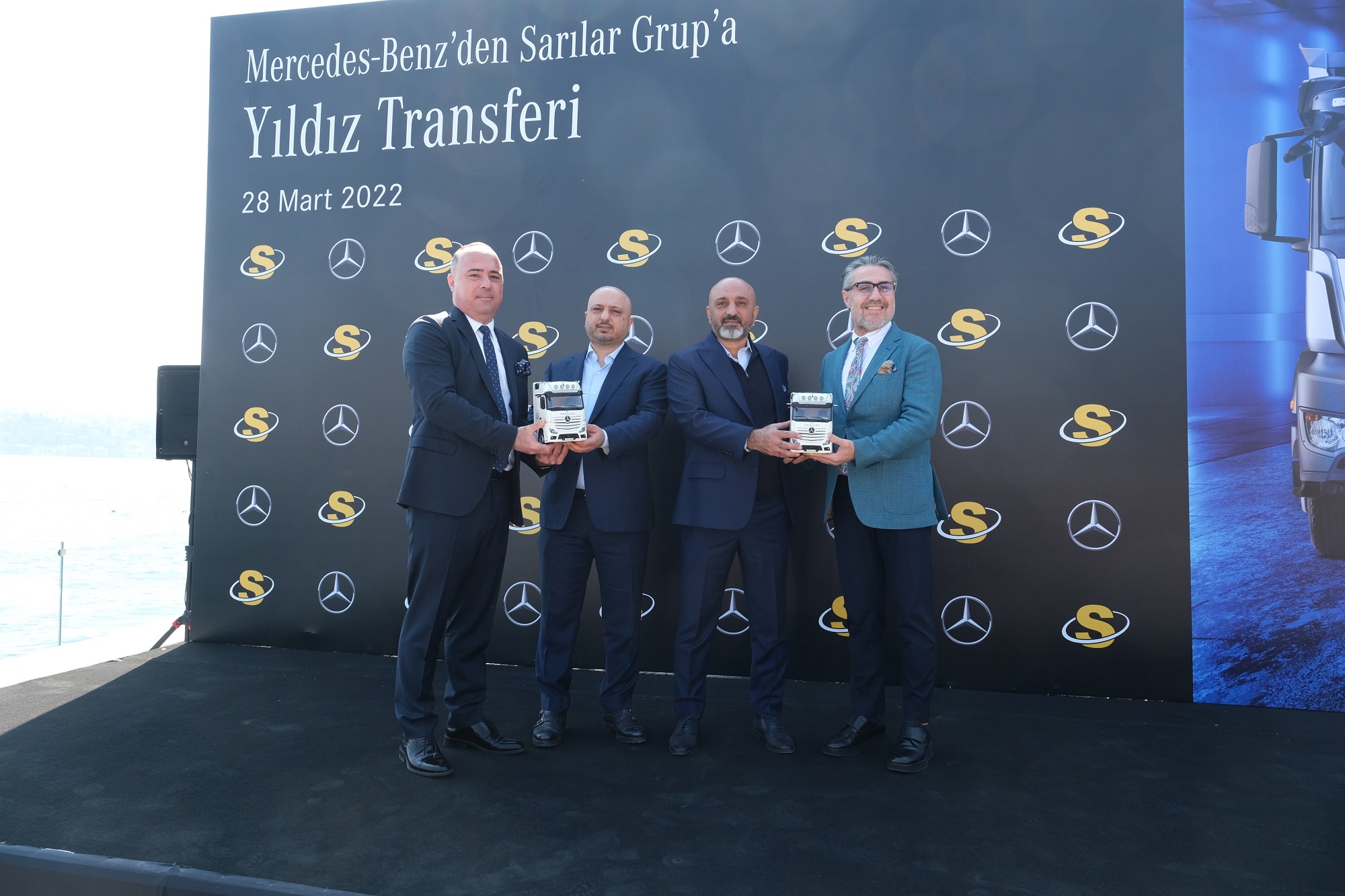 sarilar-grup-mercedes-benz-markali-385-adet-kamyonunu-teslim-aldi-03.jpeg