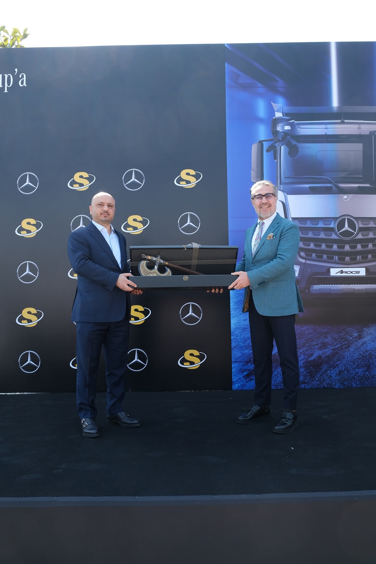 sarilar-grup-mercedes-benz-markali-385-adet-kamyonunu-teslim-aldi-04-001.jpeg