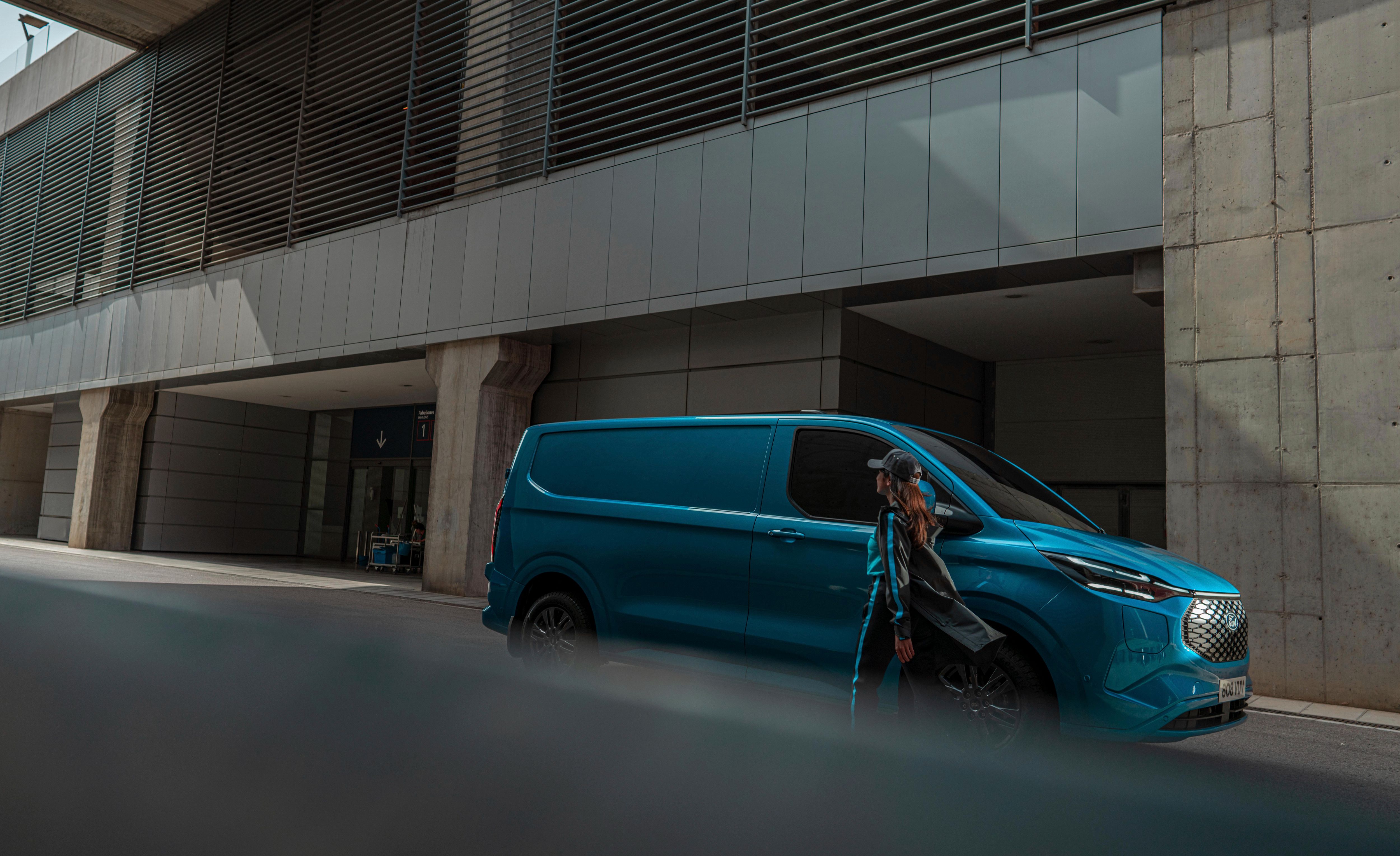 1652082421-2022-ford-e-transit-custom-10.jpg