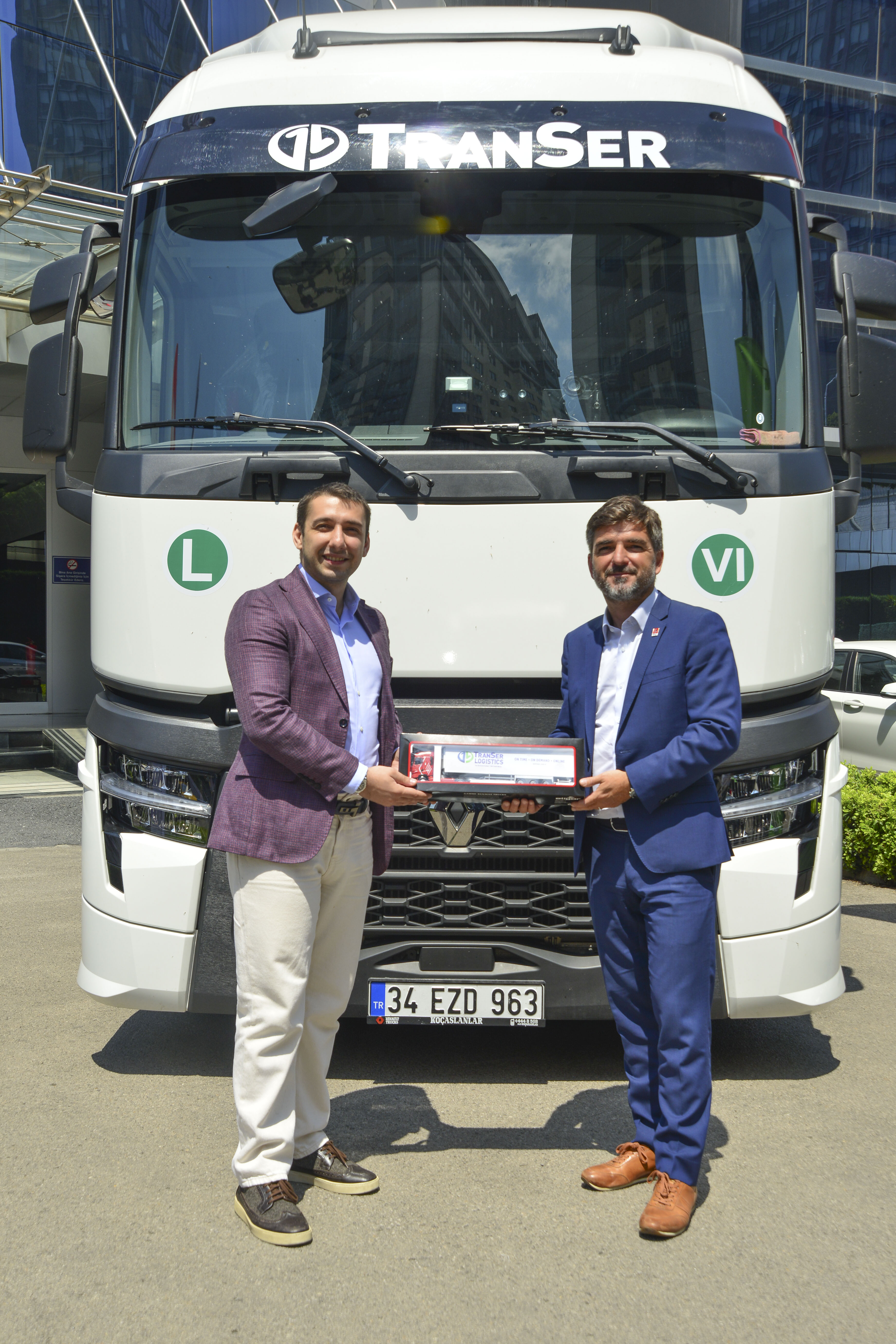 1653999793-batuhan-keles-strateji-ve-mali-i-s-lerden-sorumlu-yo-netim-kurulu-u-yesi-sebastien-delepine-renault-trucks-tu-rkiye-bas-kan.jpg