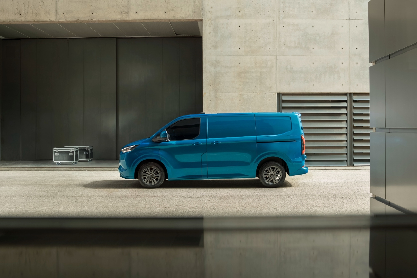 2022-ford-e-transit-custom-12.jpg