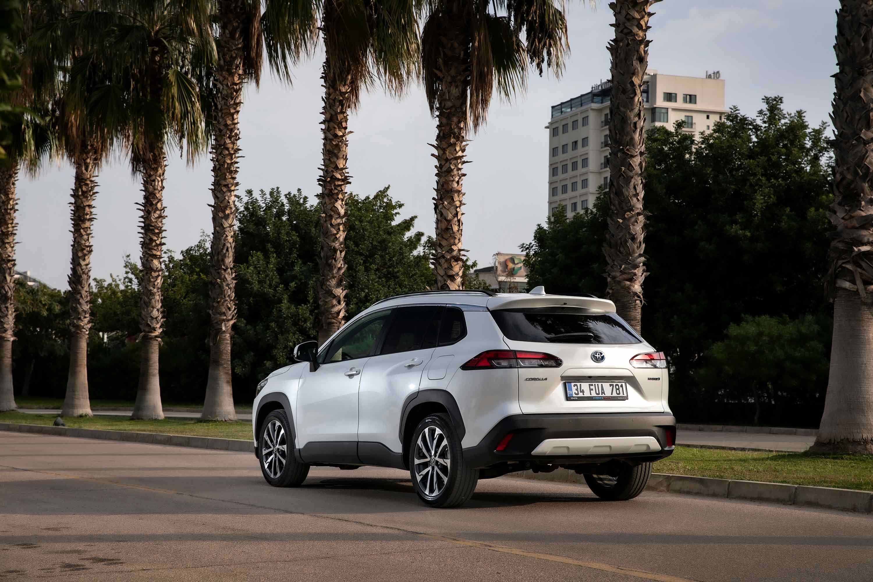 toyota-corolla-cross-hybrid-7.jpg