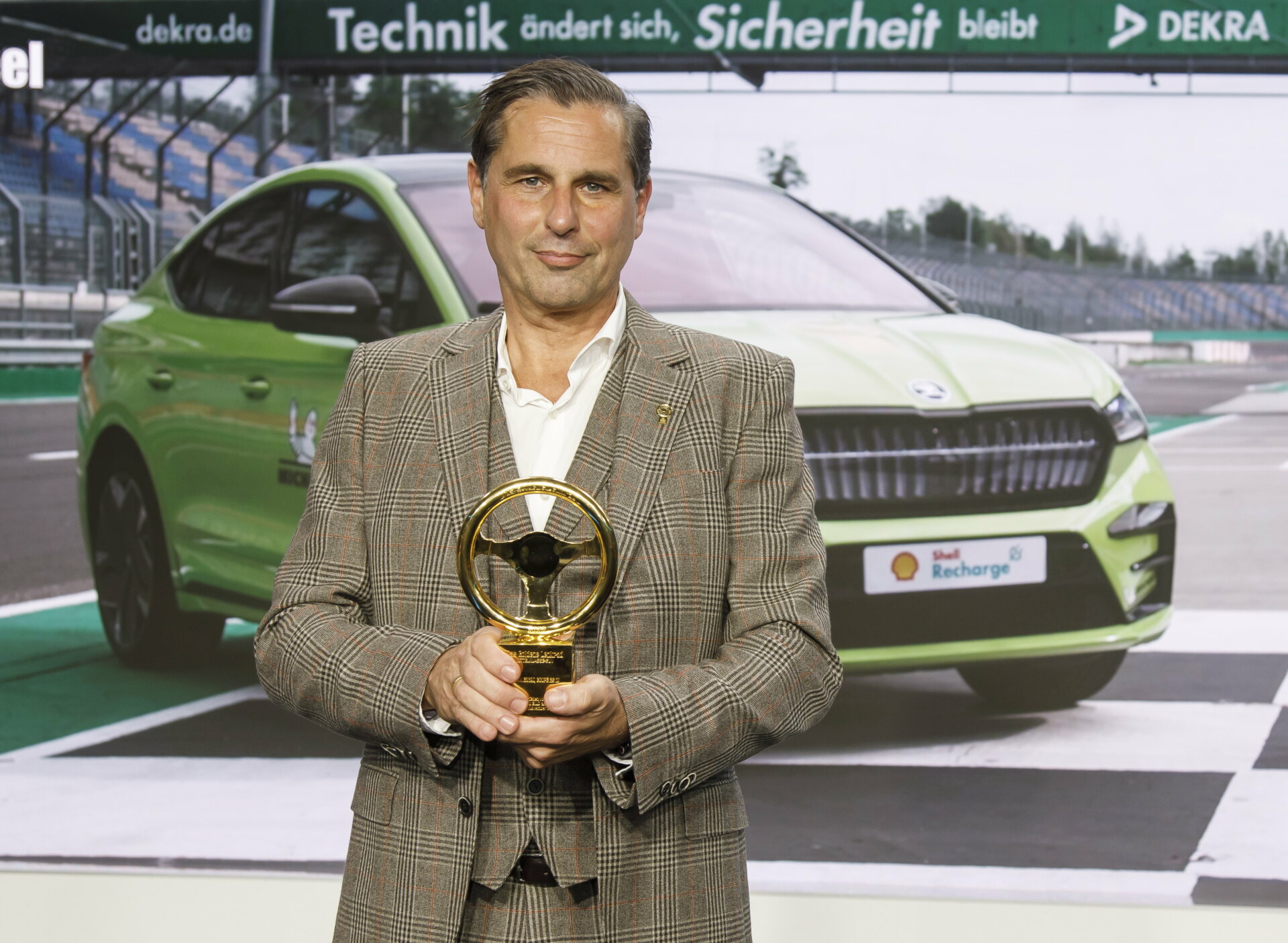 skodanin-sportif-elektriklisi-enyaq-coupe-rs-iv-altin-direksiyonu-aldi.jpg