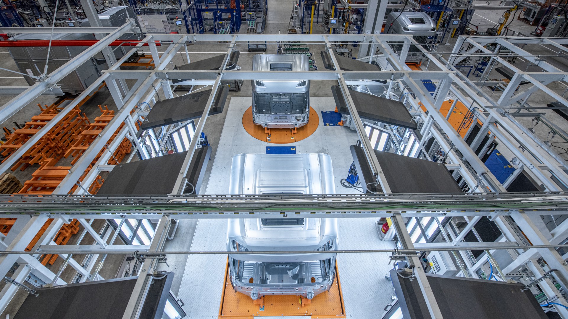 02-daf-trucks-vlaanderen-named-factory-of-the-future.jpg