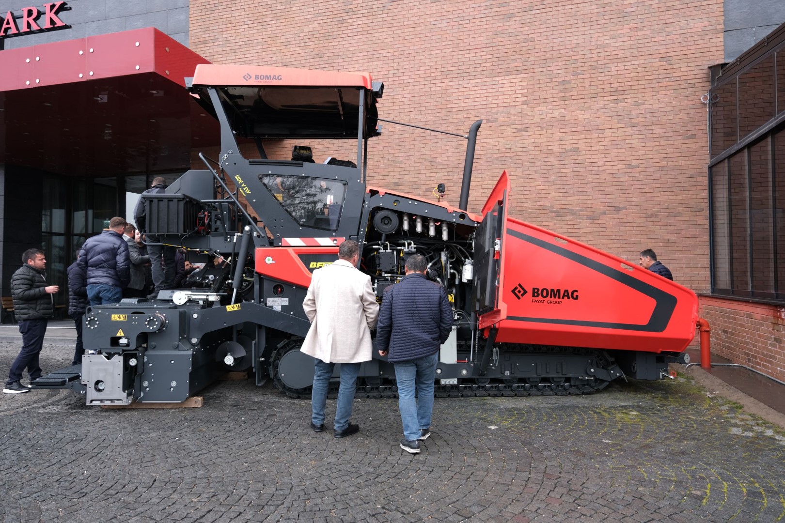 mds-bomag-sivas-etkinligi-2024-bf-800-c-3-s600-finiser.jpg