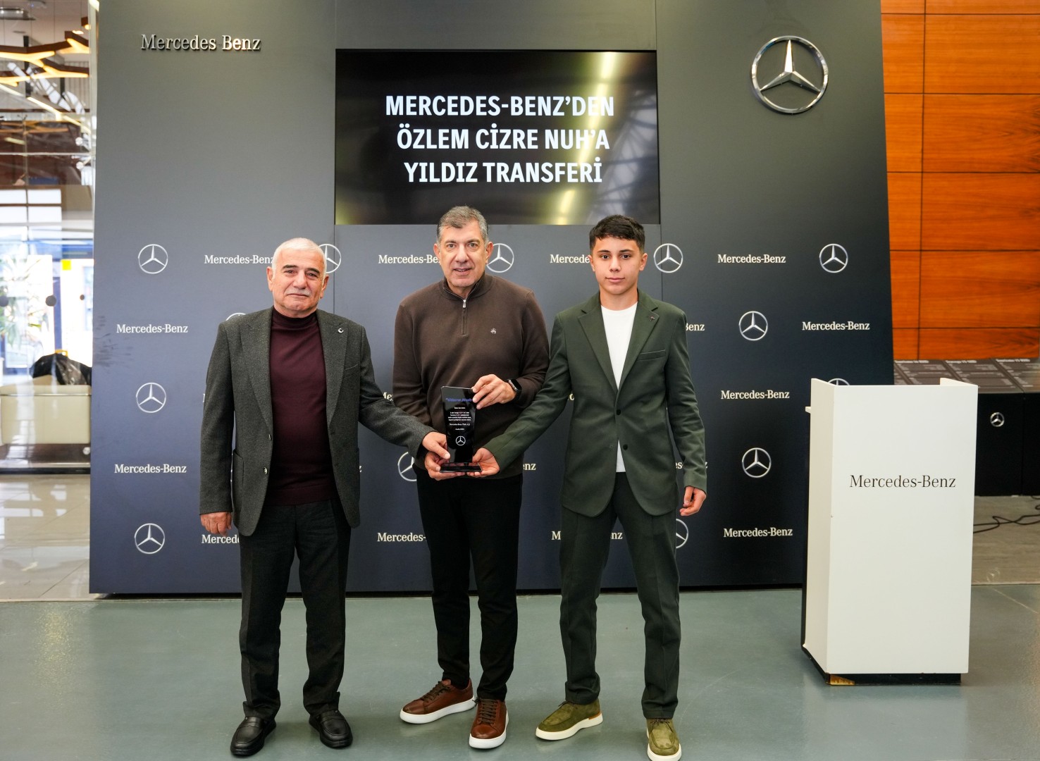 mercedes-benz-turkten-ozlem-cizre-nuha-5-adet-mercedes-benz-travego-ve-tourismo-teslimati-2.jpg