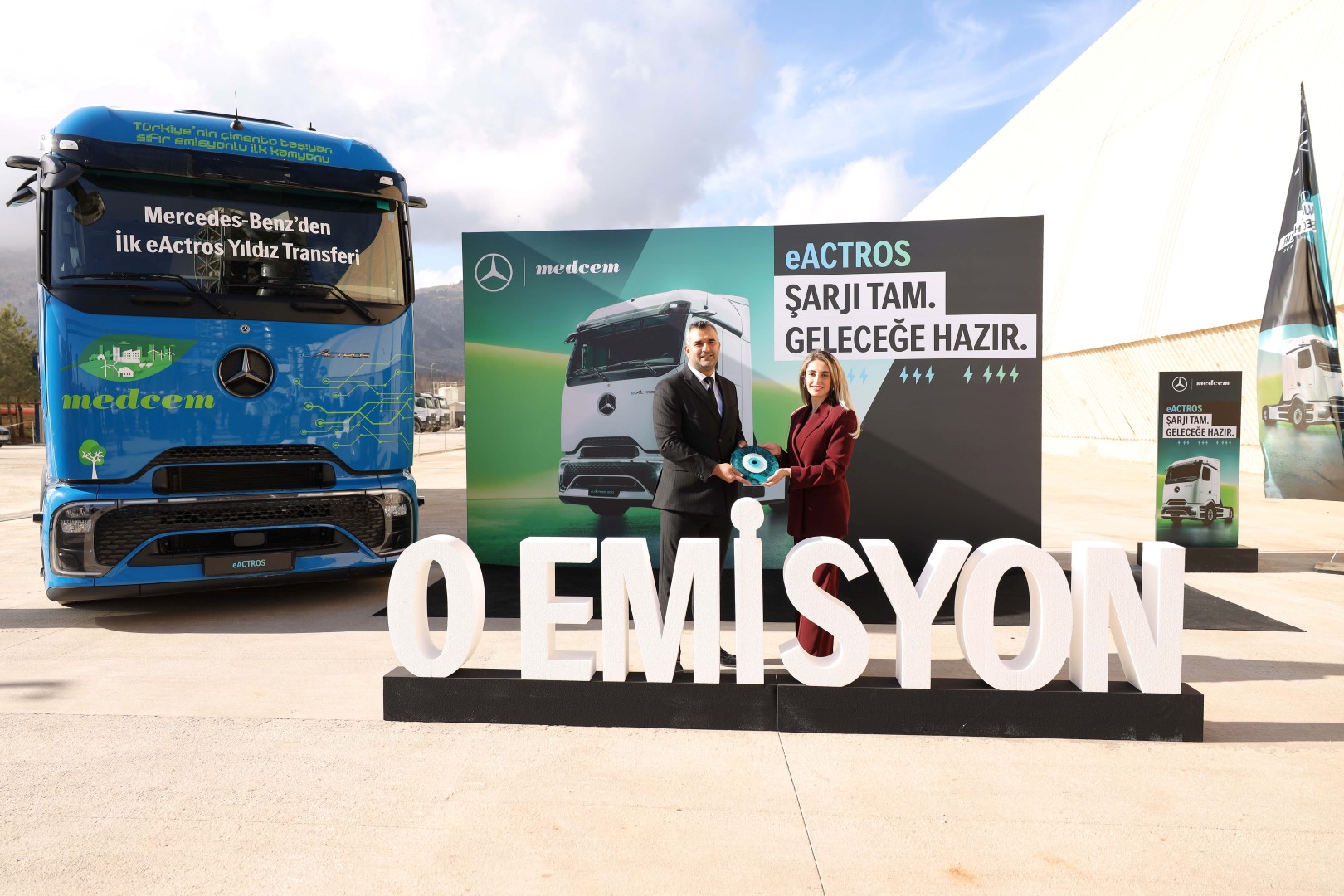 mercedes-benz-turk-ilk-eactros-600-teslimatini-medcem-cimentoya-gerceklestirdi-3.jpg