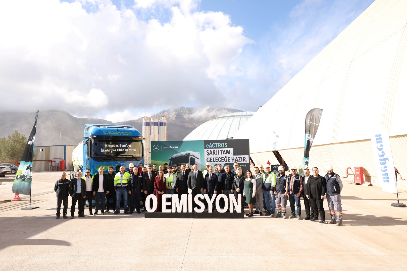 mercedes-benz-turk-ilk-eactros-600-teslimatini-medcem-cimentoya-gerceklestirdi-4.jpg