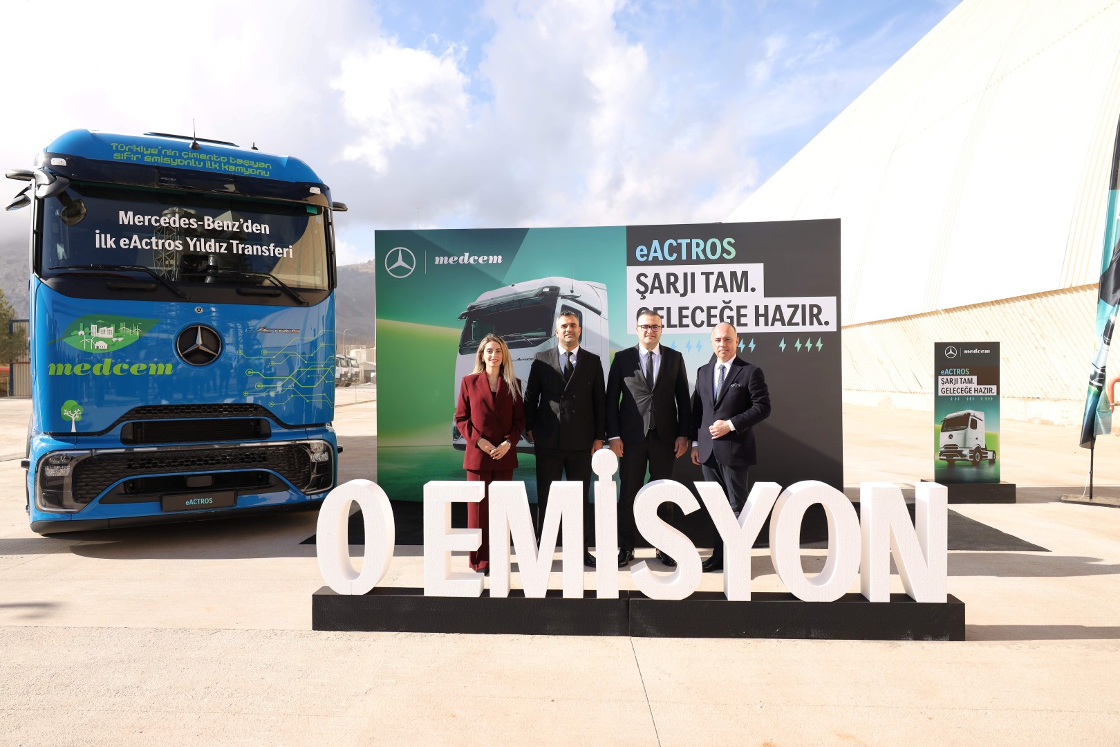 mercedes-benz-turk-ilk-eactros-600-teslimatini-medcem-cimentoya-gerceklestirdi-5.jpg