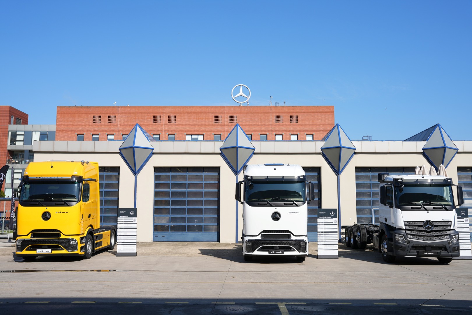 mercedes-benz-turk-kamyon-urun-portfoyundeki-yeniliklerle-guc-verimlilik-guvenlik-ve-elektrifikasyonda-yeni-bir-donem-baslatiyor-4.jpeg