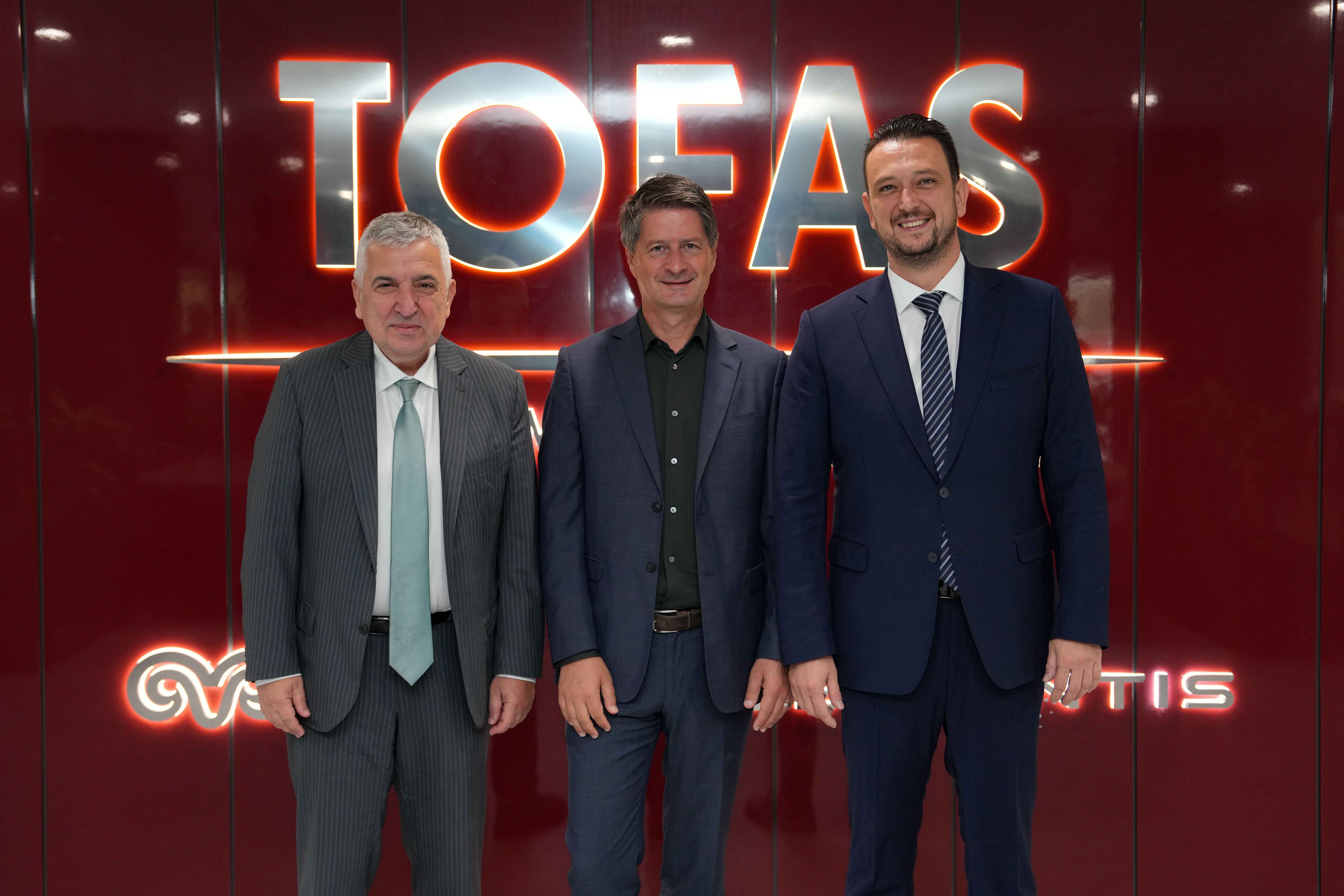 tofas-ceosu-cengiz-eroldu-citroen-ceosu-xavier-chardon-citroen-marka-direktoru-bora-duran.jpeg