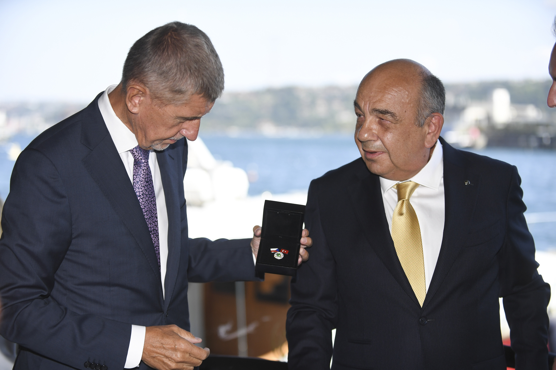 ahmet-yuce-cekya-basbakani-andrej-babise,-turk-cek-dostluk-derneginin-ilk-rozetini-takdim-ederken.jpg