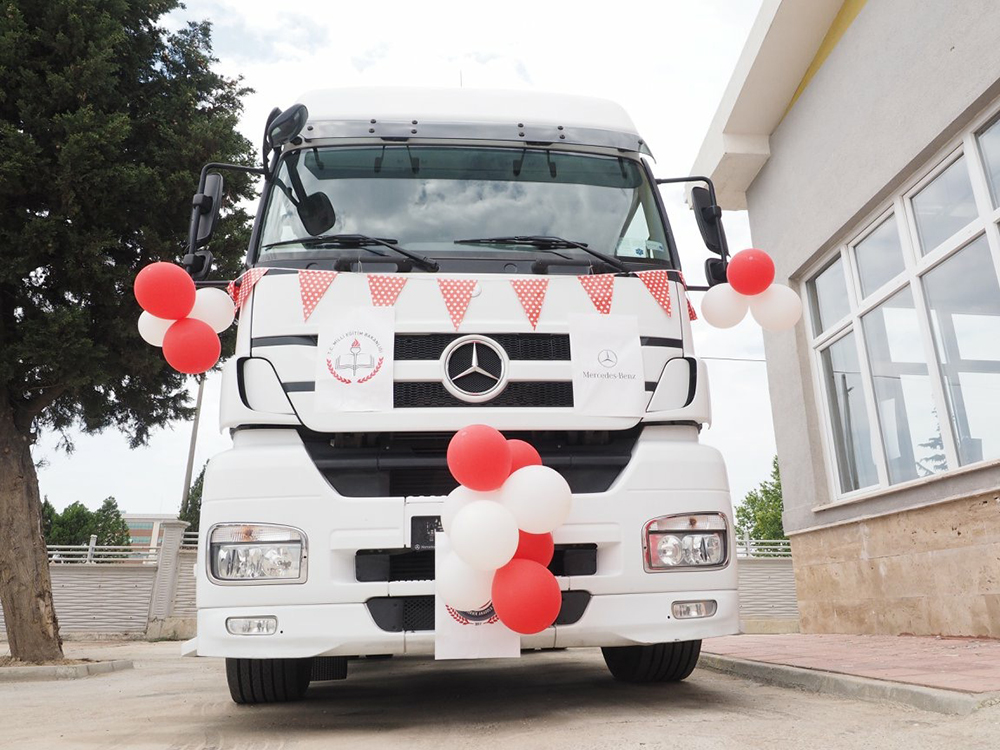 corlu-ahi-ecran-anadolu-lisesi-mercedes.jpg