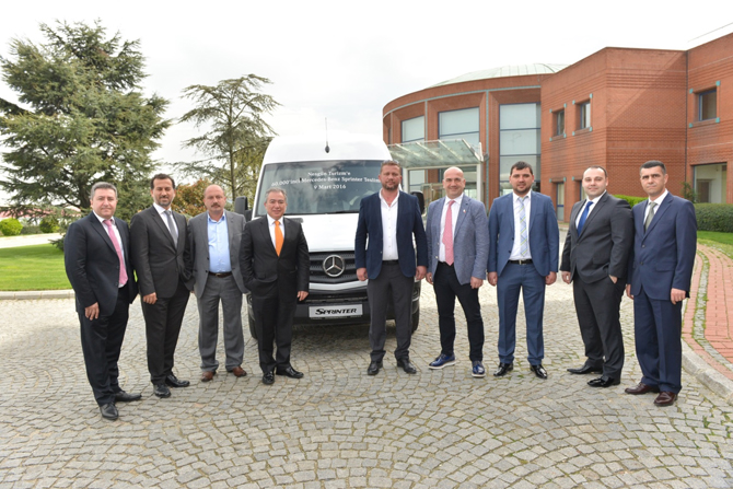 mercedes-benz-turk-60.000inci-sprinteri-nesgun-turzime-teslim-etti-(2).jpg