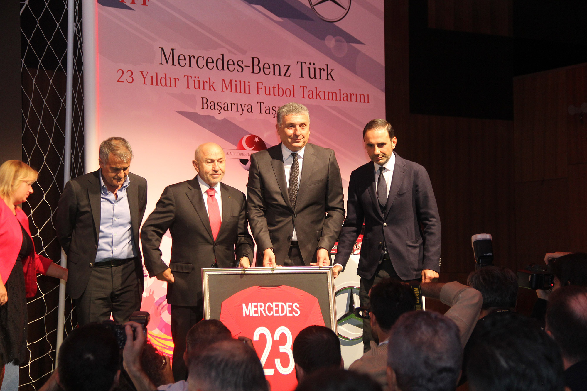 mercedes-benz-turk-tff-sponsor-imza-toreni.jpg