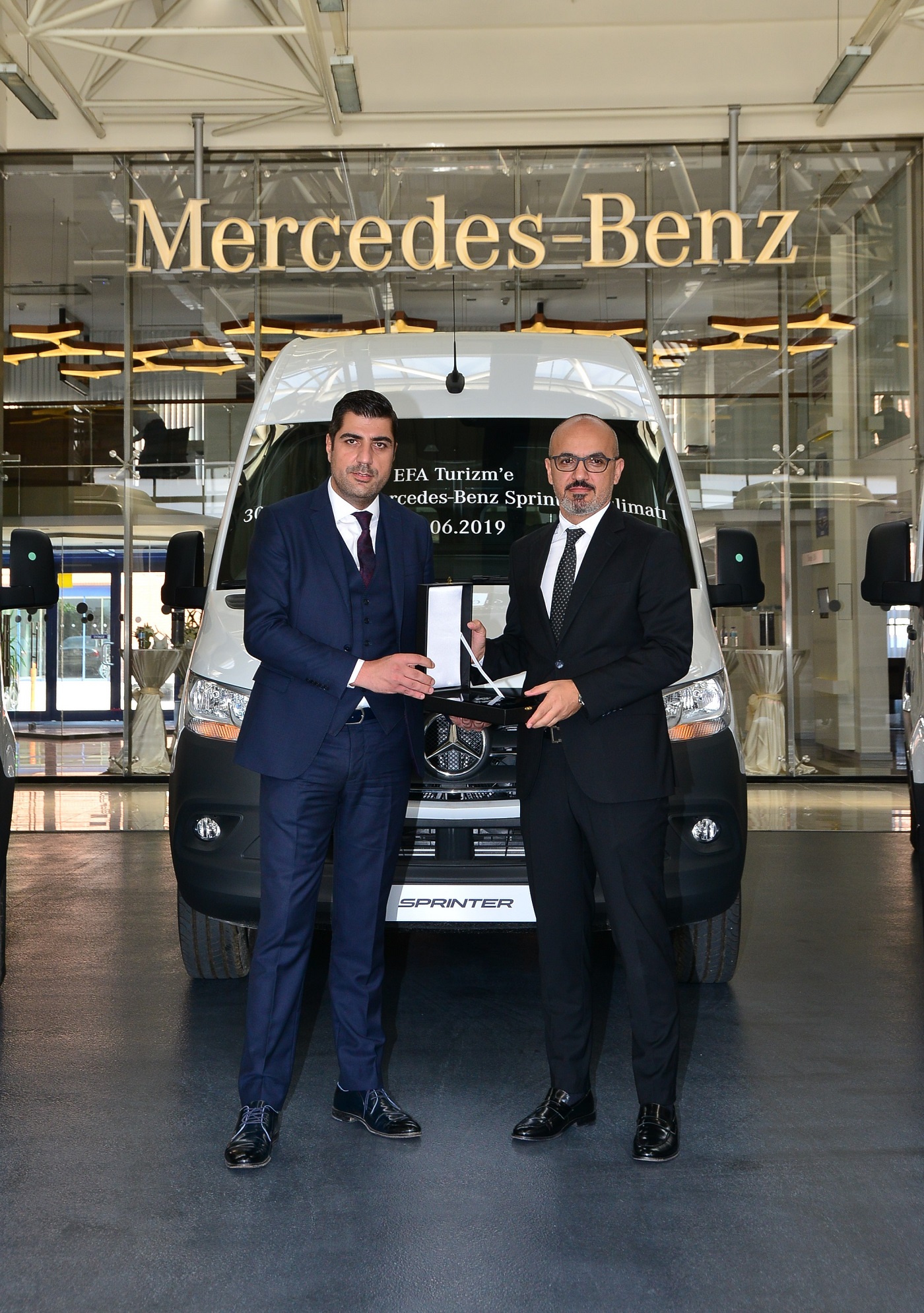 mercedes-benz-turkten-efa-turizme-30-adetlik-yeni-sprinter-teslimati-(4).jpg
